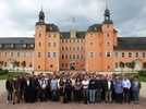 Foto/©: ICASiPM Die Konferenzteilnehmer der ICASiPM vor dem Schwetzinger Schloss